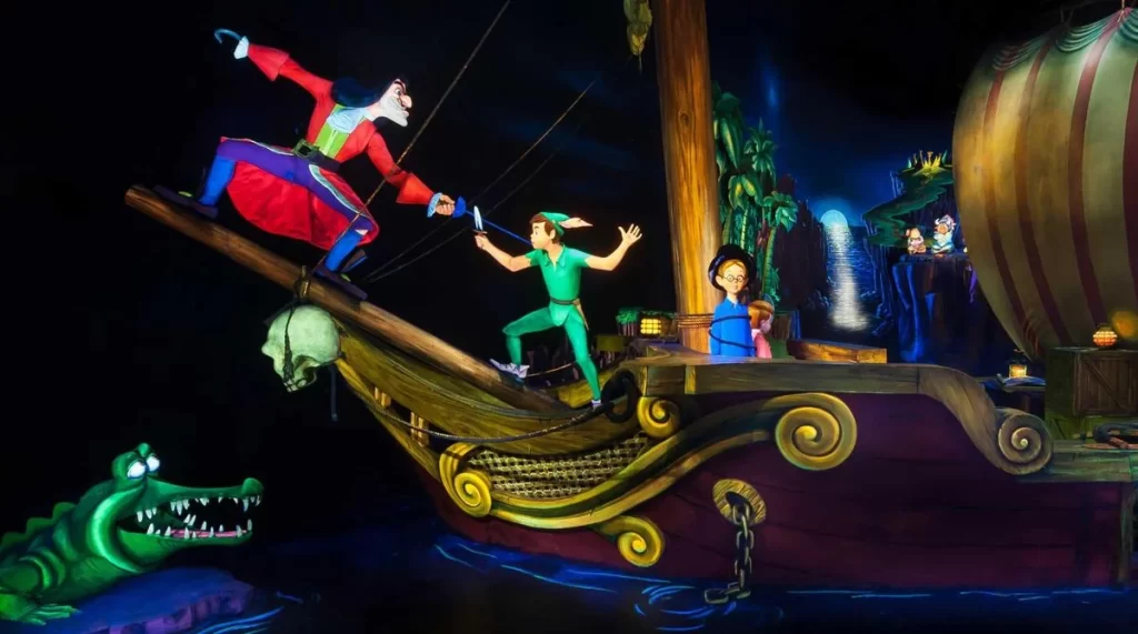 Cena do Peter Pan enfrentando Capitão Gancho na atração Peter Pan's Flight