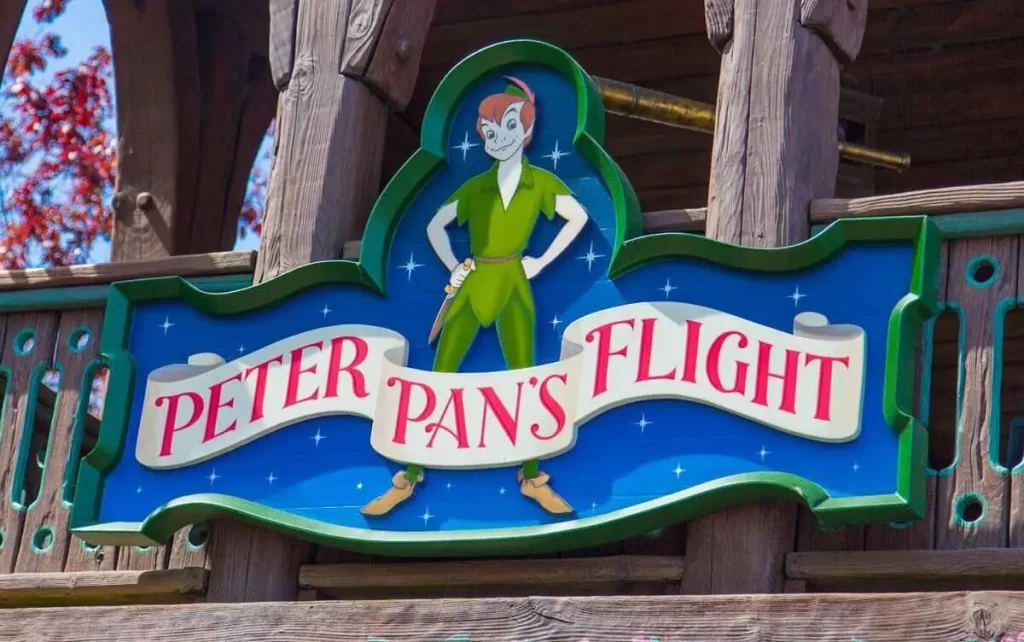 Letreiro colorido da atração Peter Pan’s Flight na Disneyland Paris com Peter Pan em destaque