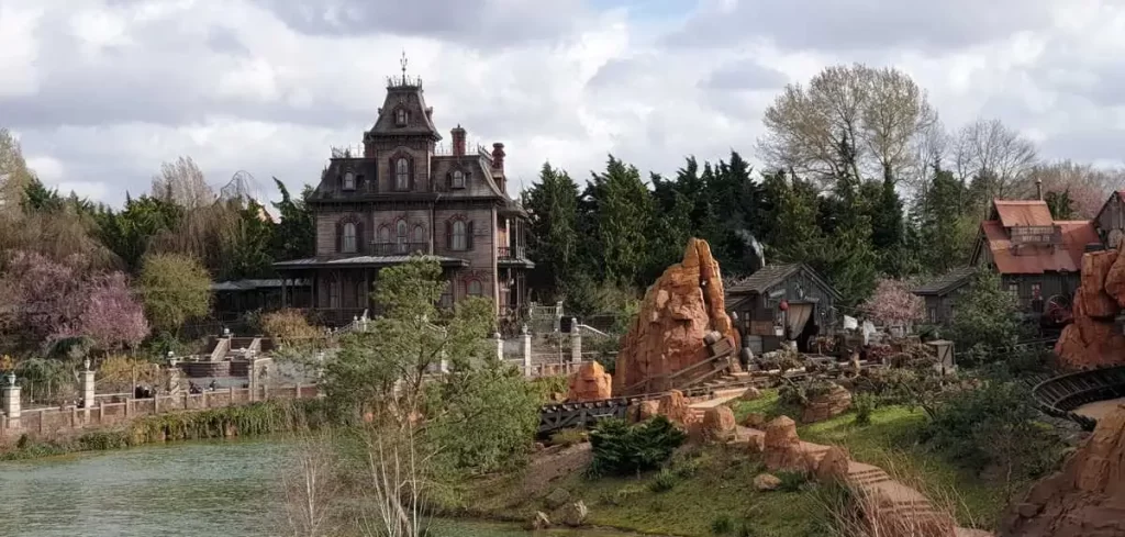 Phantom Manor, a mansão mal-assombrada da Frontierland com árvores ao redor