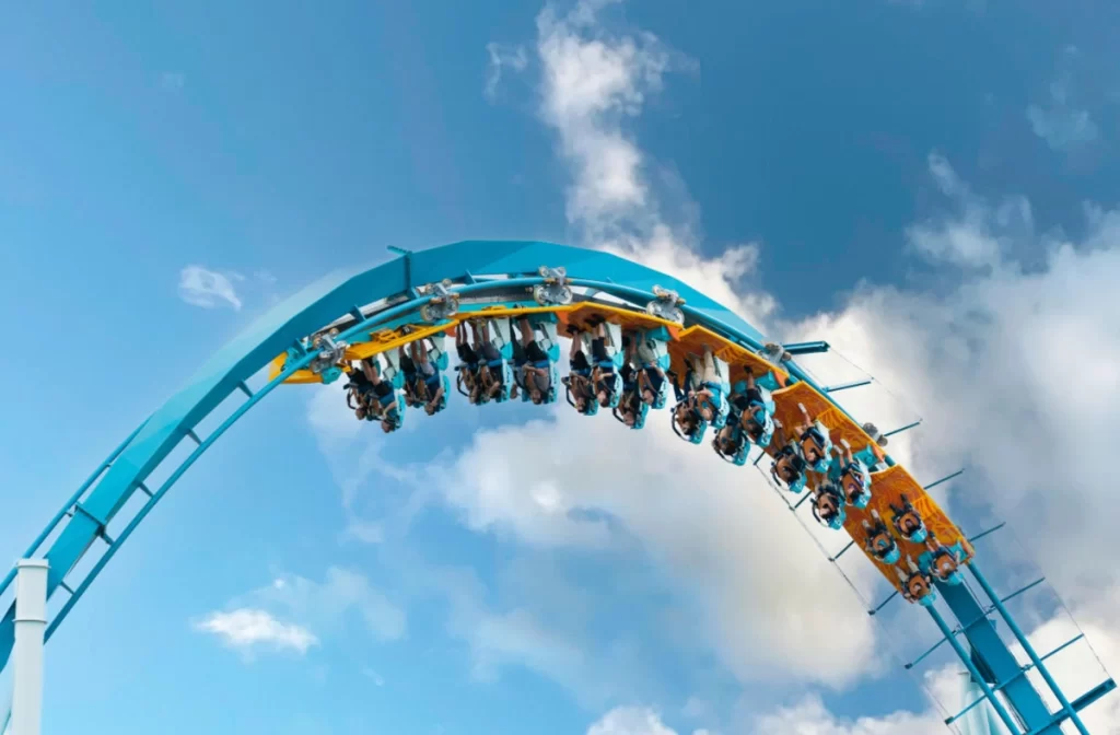 Melhoresmotanhas russas de Orlando - Pipeline: The Surf Coaster com passageiros de pé em trilhos azuis no SeaWorld Orlando