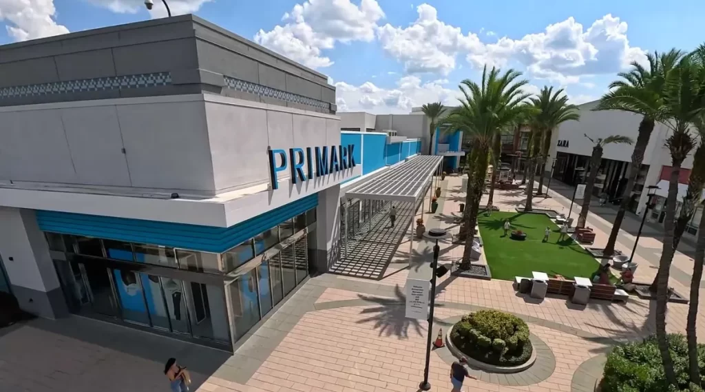 Loja da Primark com área externa e palmeiras no Florida Mall