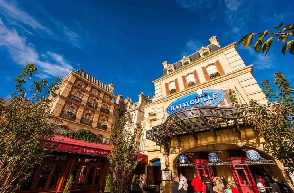 Fachada da atração Ratatouille Adventure no Walt Disney Studios com arquitetura parisiense
