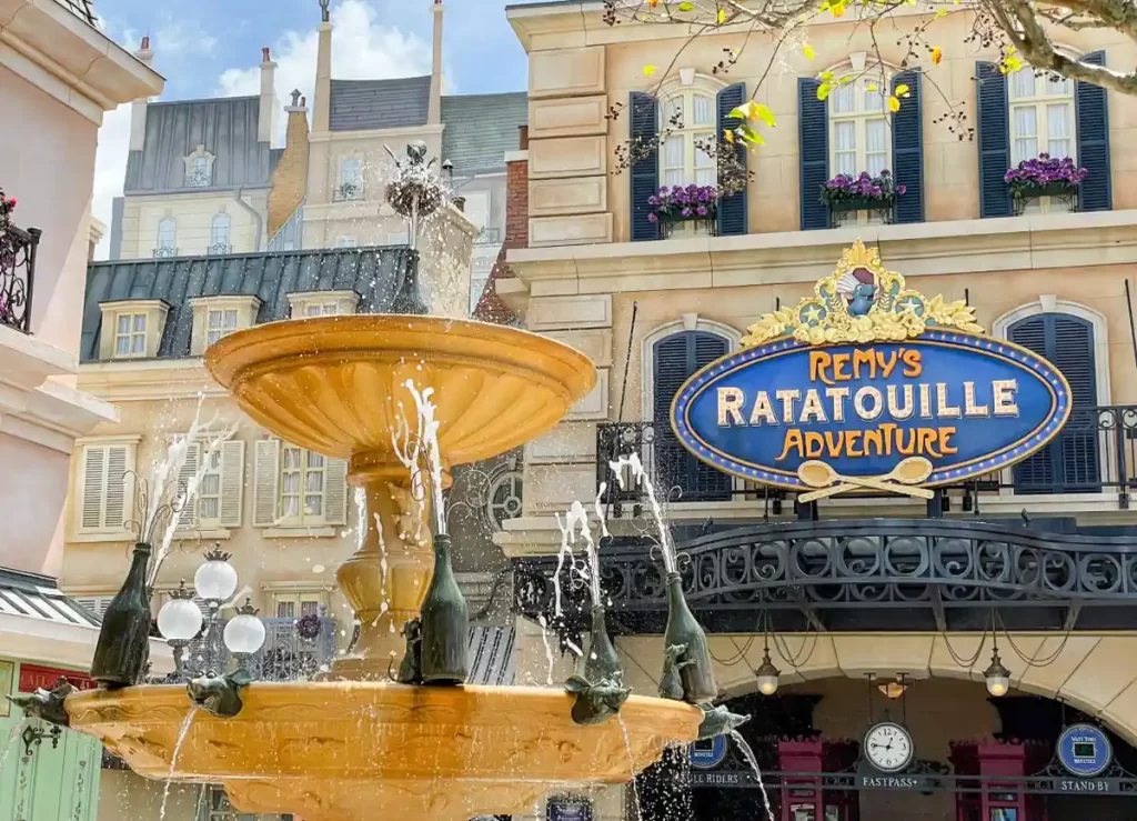 Entrada temática da atração Remy's Ratatouille Adventure no Epcot