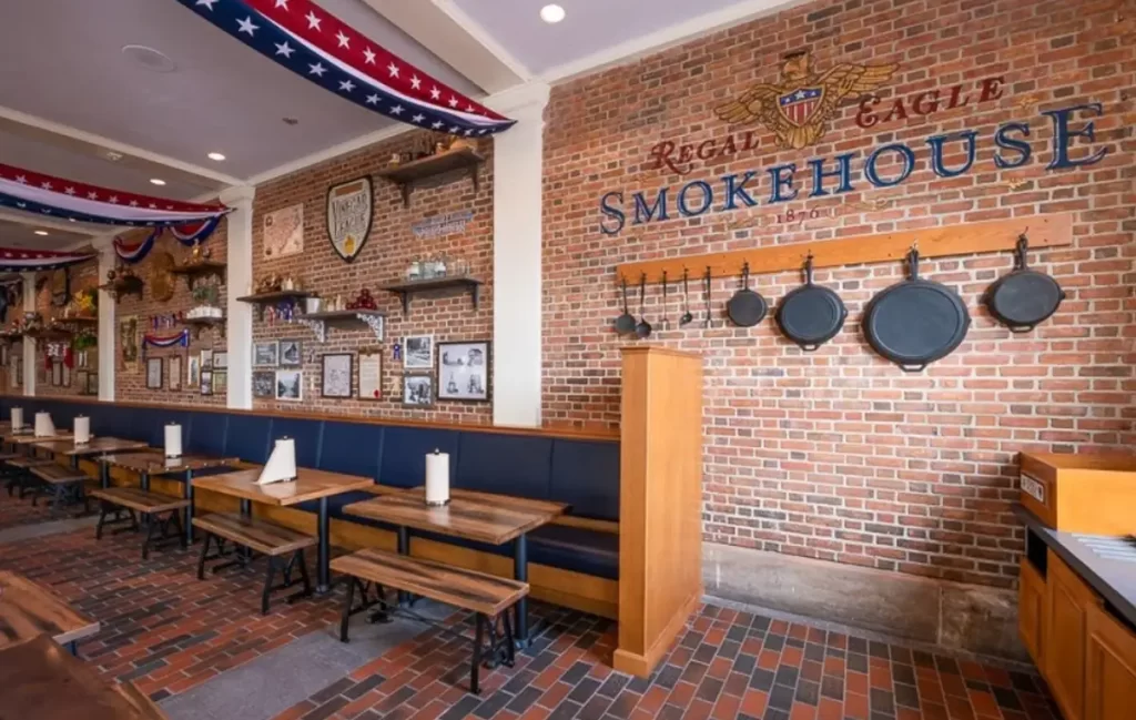 Interior do restaurante Regal Eagle Smokehouse no EPCOT com decoração de churrasco americano