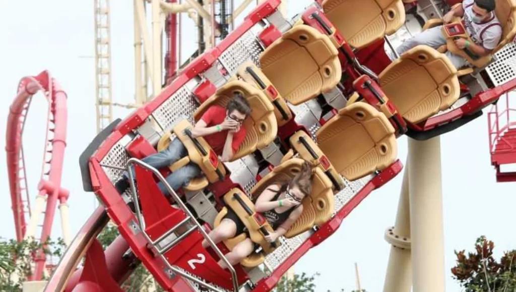 Montanha-russa Hollywood Rip Ride Rockit no Universal Studios com passageiros em trilho inclinado