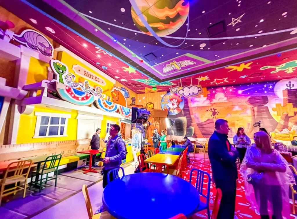 Interior colorido e lúdico do Roundup Rodeo BBQ, restaurante do Toy Story no Hollywood Studios.