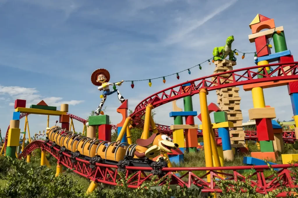Montanha-russa Slinky Dog Dash em meio a brinquedos gigantes na Toy Story Land.