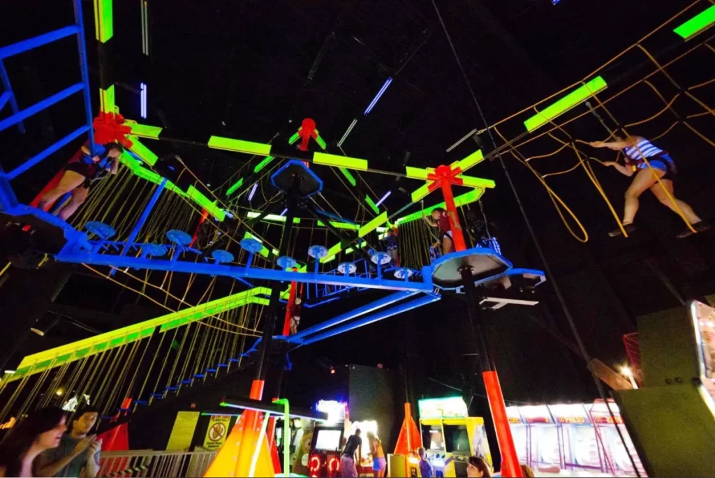 Circuito de arvorismo indoor com luz neon no WonderWorks Orlando