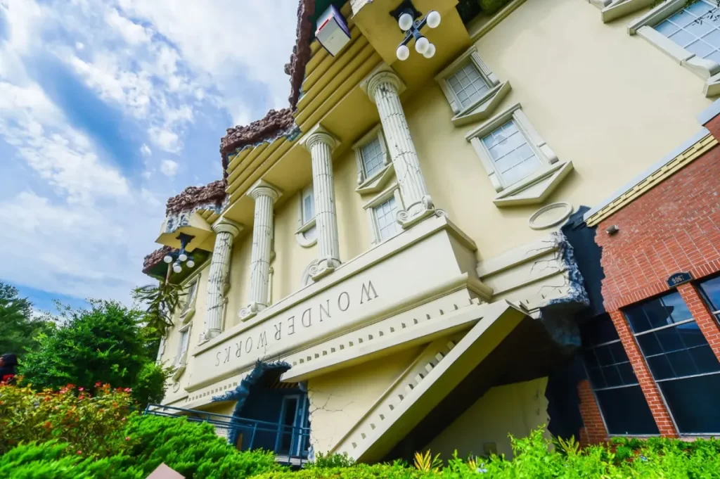 Fachada da casa de ponta cabeça do WonderWorks Orlando