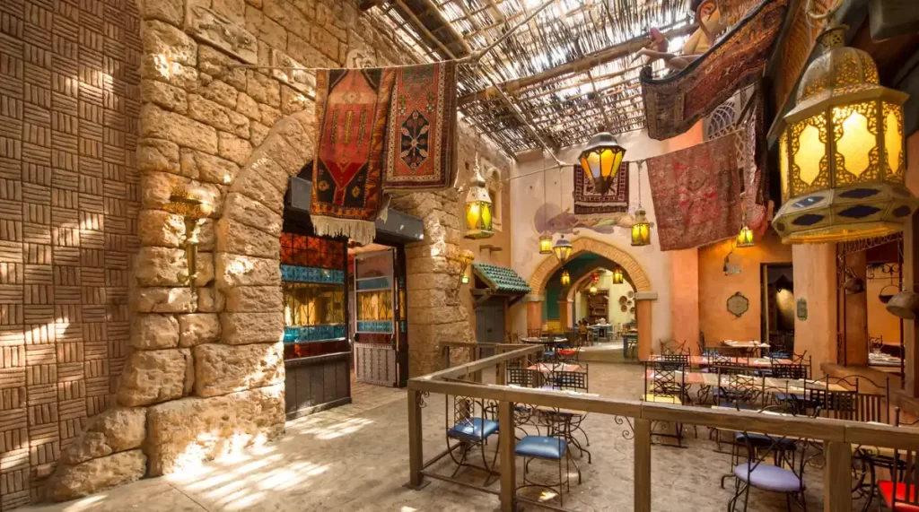Decoração marroquina com tapeçarias e lanternas no restaurante Agrabah Café