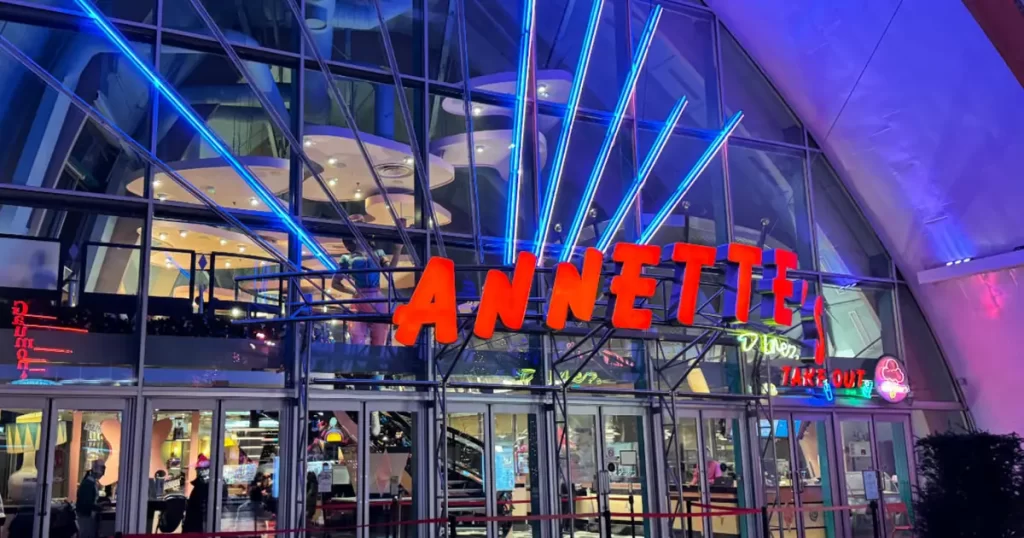 Fachada iluminada do Annette's Diner com letreiro neon em Disneyland Paris