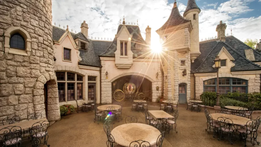 Pátio externo com mesas em estilo de castelo no Auberge de Cendrillon