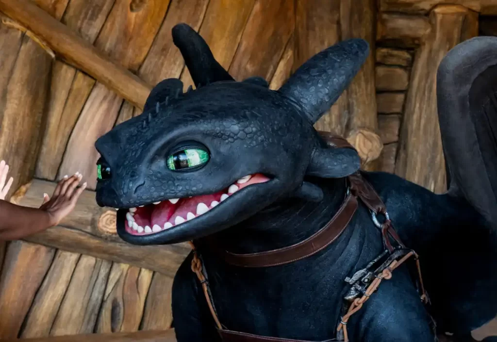 Banguela (Toothless), o dragão, em encontro interativo com visitantes.