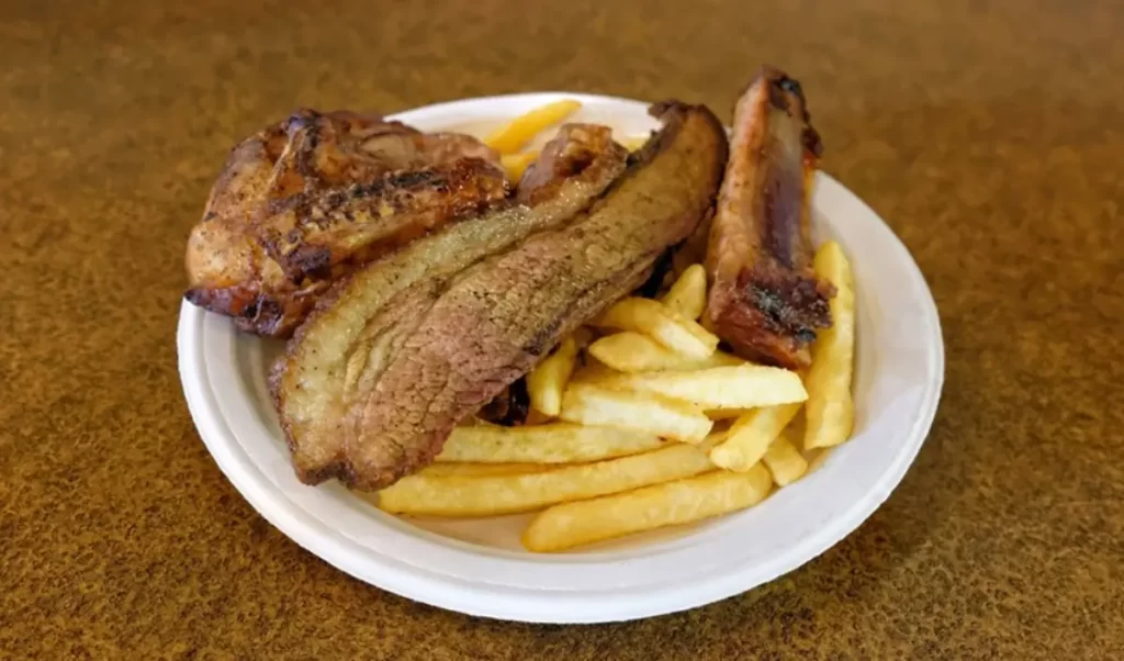 Prato do Voyager’s Smokehouse com brisket, frango grelhado e fritas.