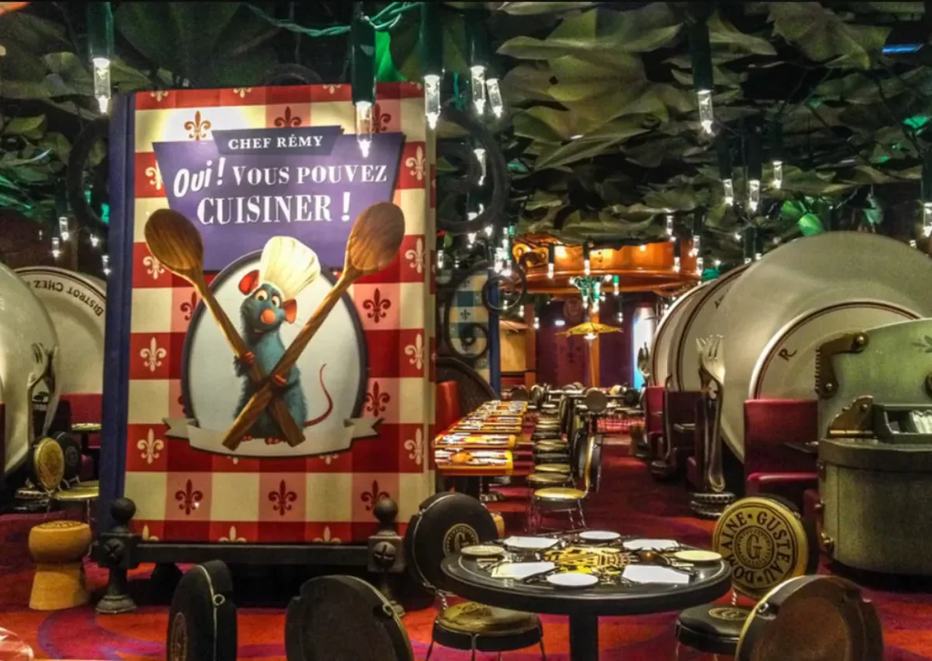Interior temático do Bistrot Chez Rémy com decoração inspirada no filme Ratatouille