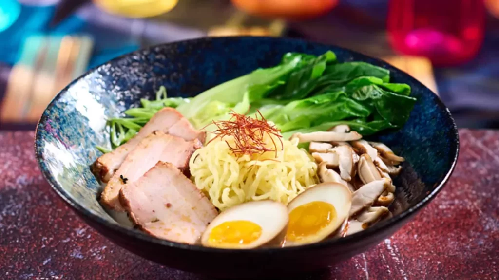 Prato de ramen servido no restaurante asiático Blue Dragon Pan-Asian, no Epic Universe.