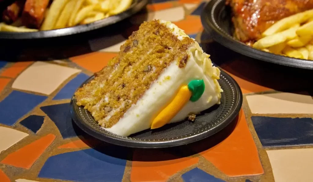 Bolo de cenoura com cobertura servido no Voyager’s Smokehouse.