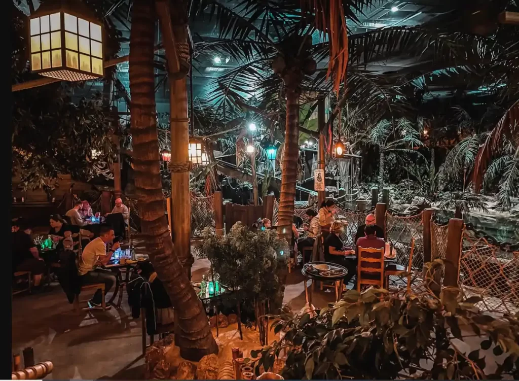Interior do restaurante Captain Jack's com decoração tropical e temática pirata