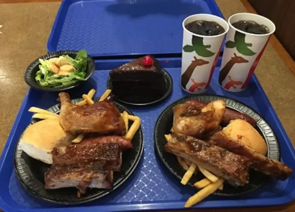 Combo completo com carnes, salada Caesar, bolo e bebidas.