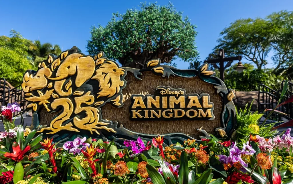 Entrada do Animal Kingdom com placa comemorativa de 25 anos