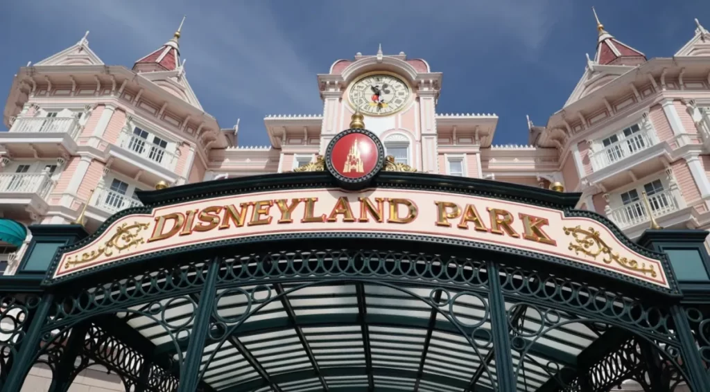 Fachada da entrada do Disneyland Park em Paris com relógio e arquitetura clássica