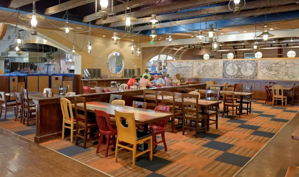 Ambiente interno espaçoso e temático do restaurante.