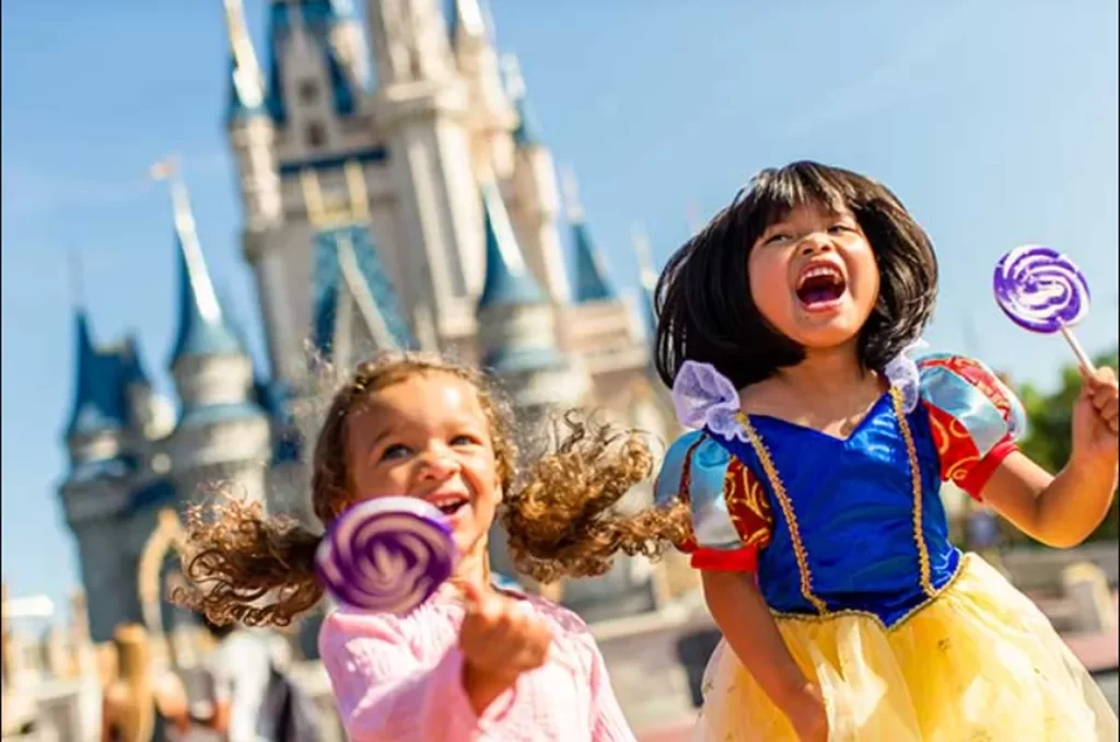 crianças vestidas de princesas da Disney em frente ao Castelo da Cinderella, no Magic Kingdom