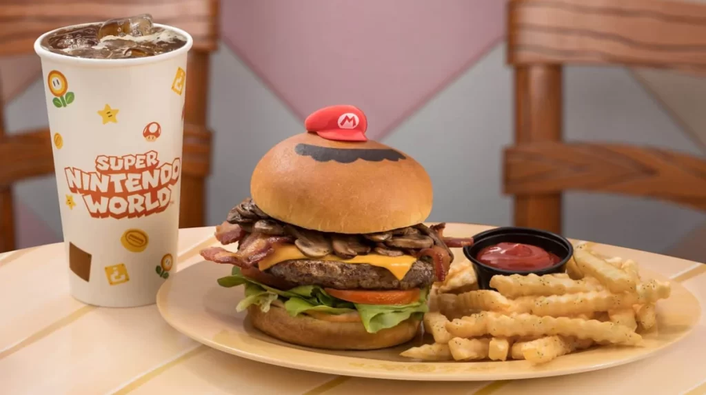 Hambúrguer temático do Mario com batata frita e refrigerante no Toadstool Café da Super Nintendo World