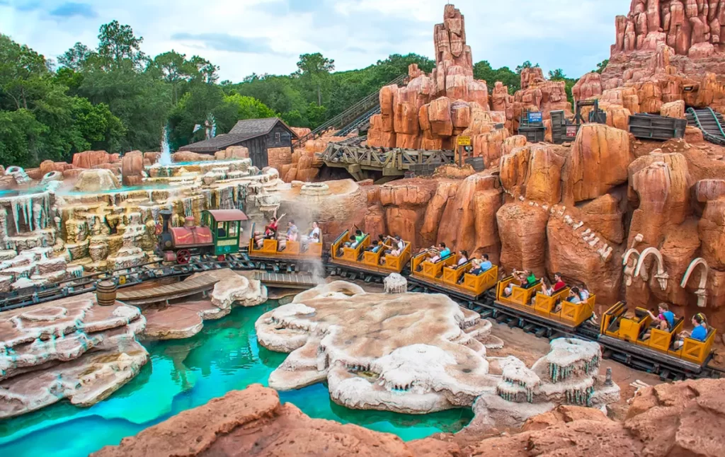 Vagão da Big Thunder Mountain Railroad passando por cenário do velho oeste