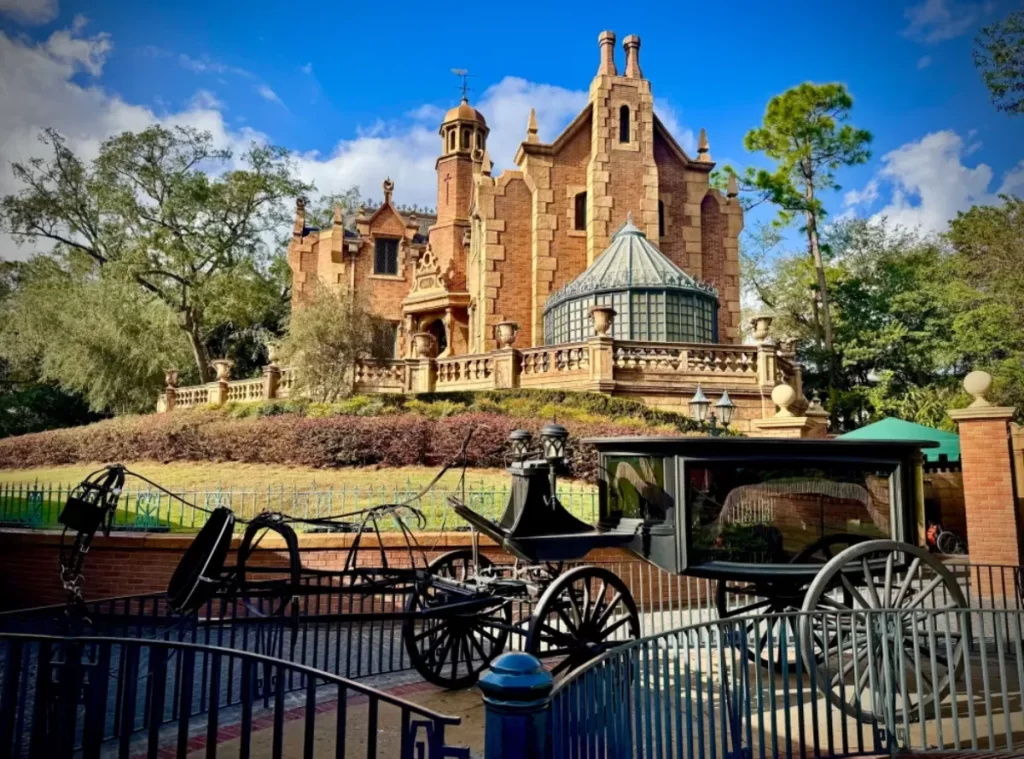 Fachada da Haunted Mansion