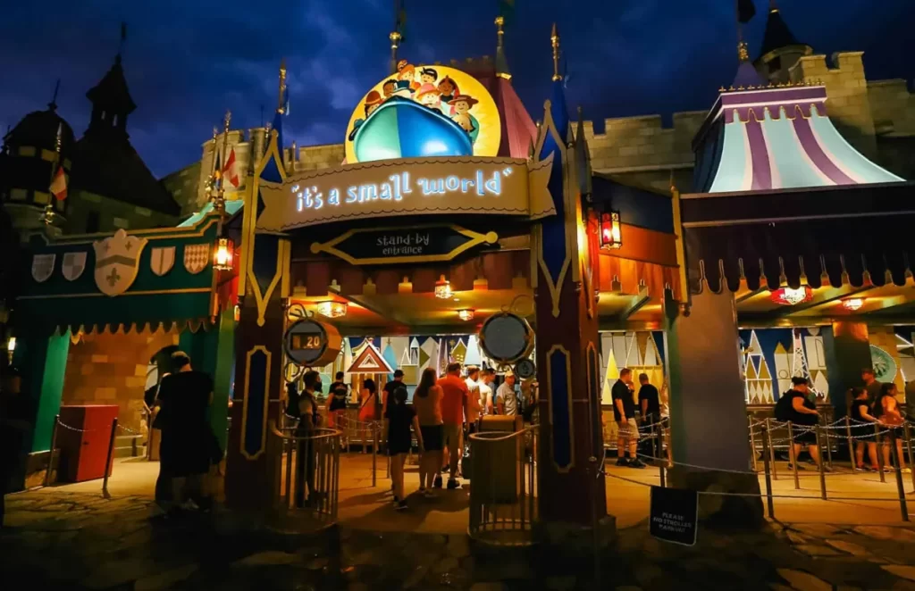 Entrada colorida da atração It’s a Small World