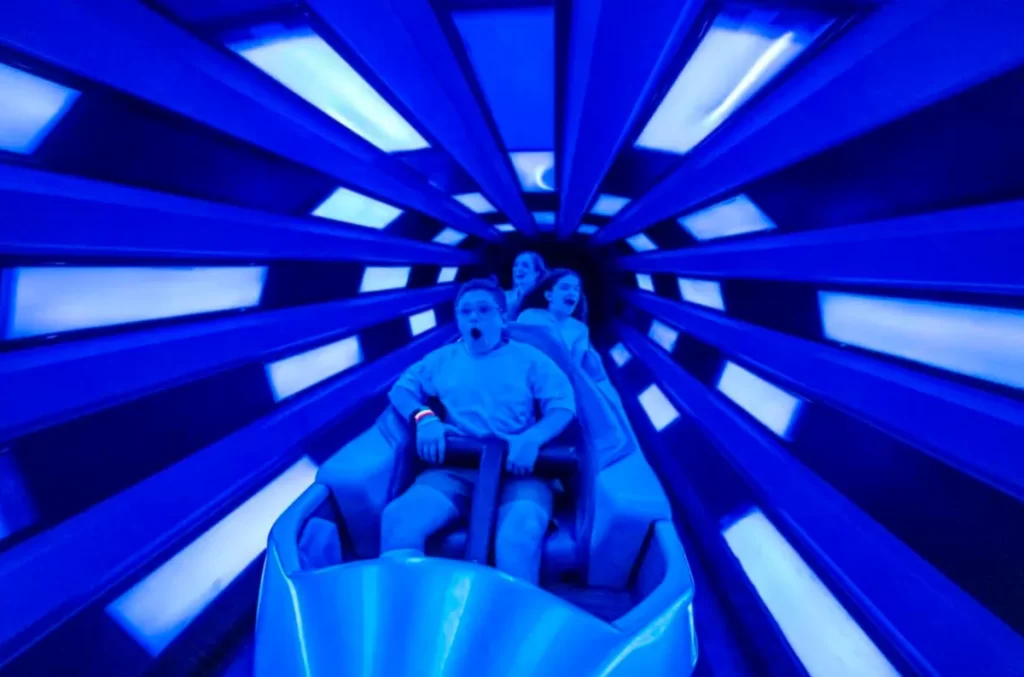 Visitantes descendo na montanha-russa escura Space Mountain
