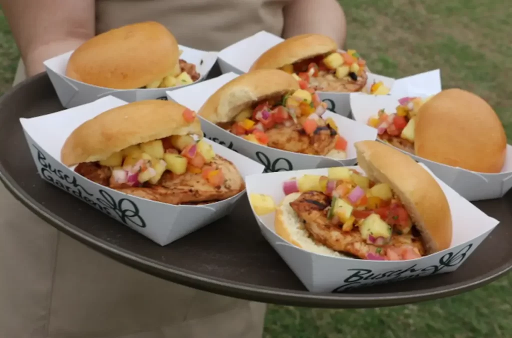 Combinação tropical: sliders com frango grelhado e vinagrete refrescante.