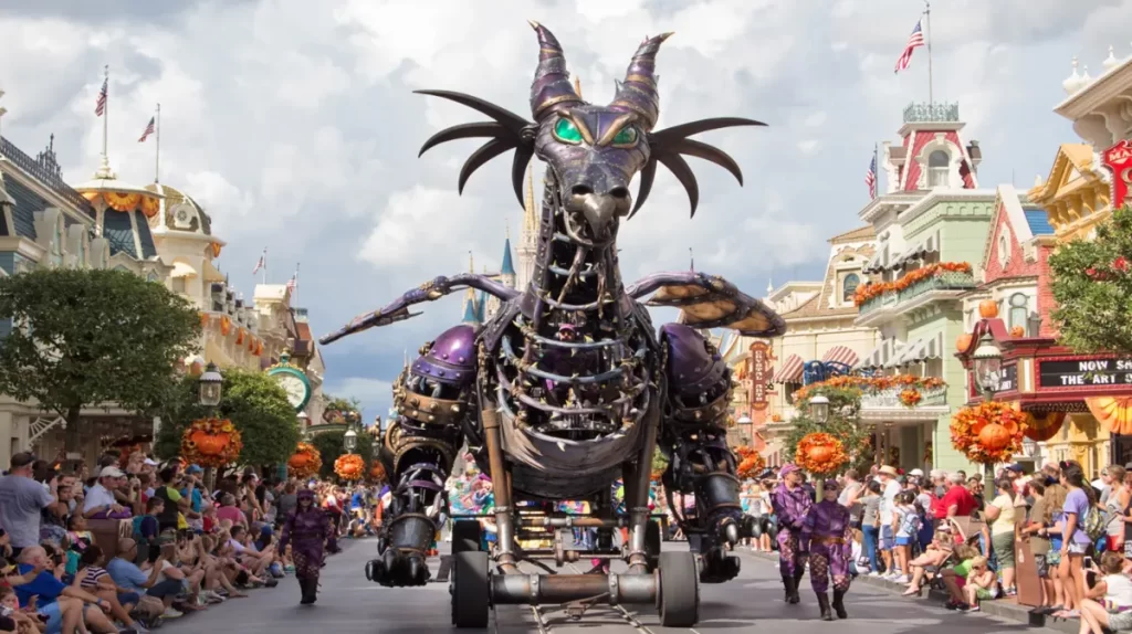 Desfile da Disneyland Paris com o dragão Malévola durante a parada da tarde