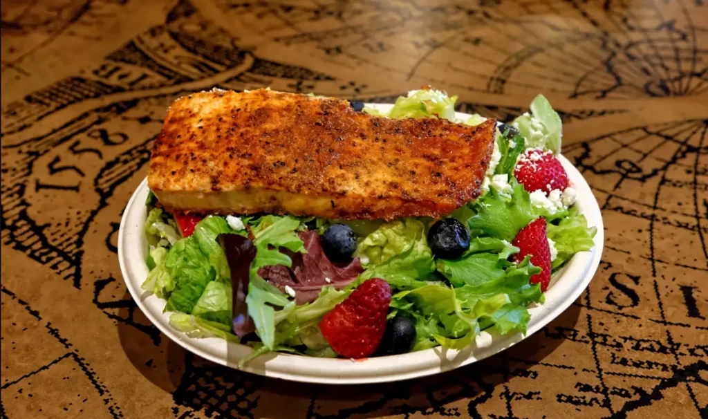 plano refeição seaworld busch gardens - Salada saudável com salmão grelhado, frutas vermelhas e queijo feta.