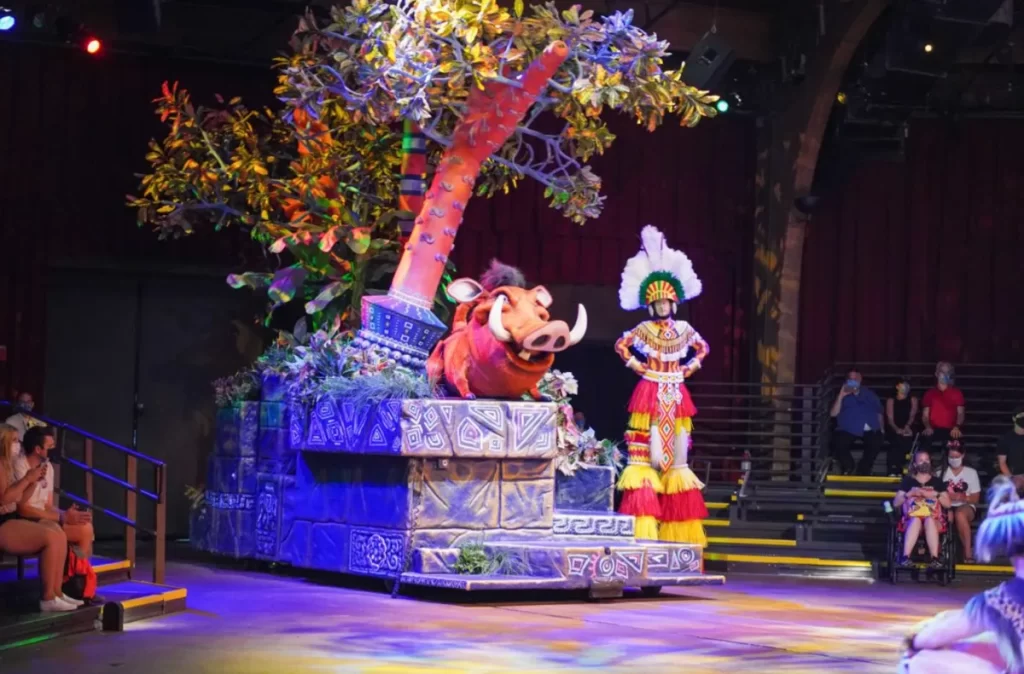 Personagem Pumba durante o show Festival of the Lion King