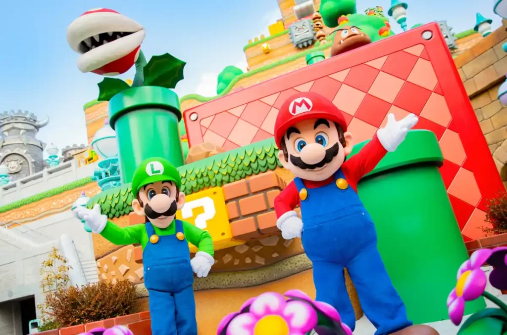 epic universe com crianças - Mario e Luigi recepcionando os visitantes na Super Nintendo World no Epic Universe.