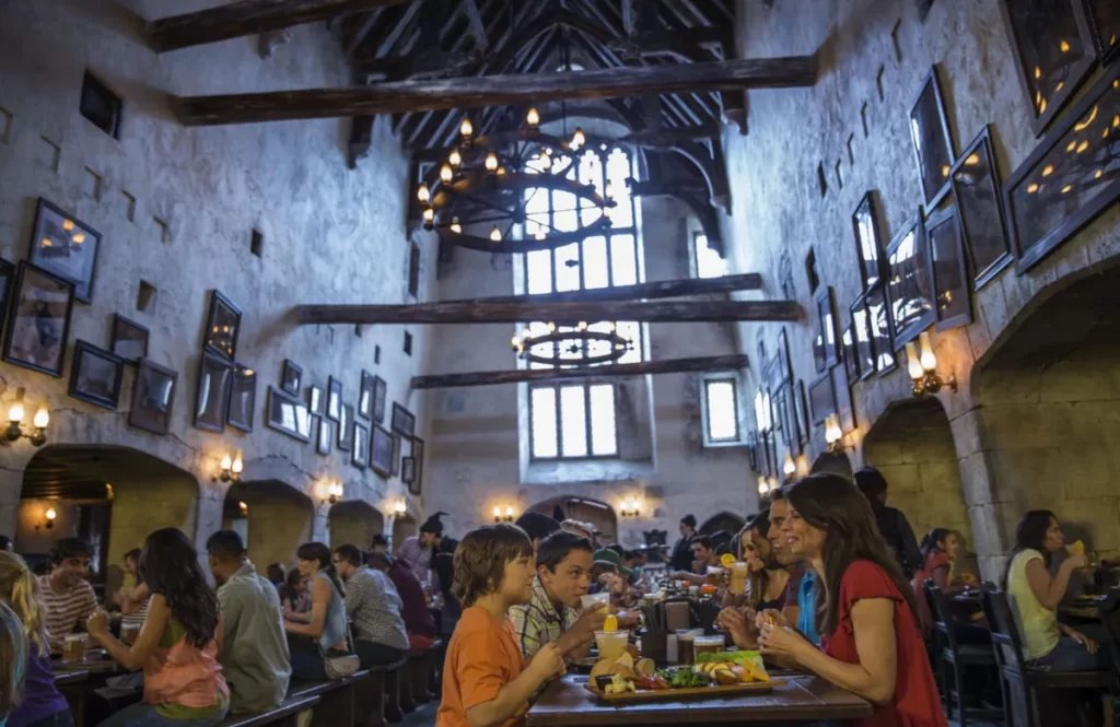 Ambiente temático do restaurante Three Broomsticks, em Hogsmeade – Universal Orlando.