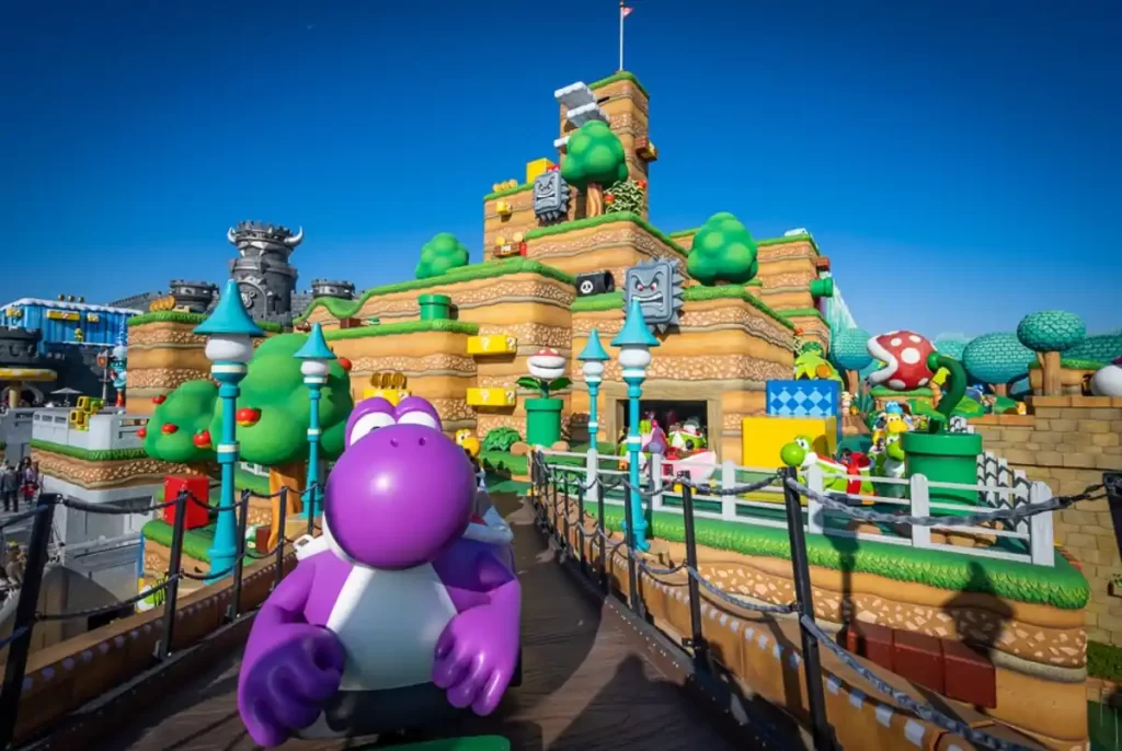 A montanha de blocos da Yoshi’s Adventure em Super Nintendo World com o Yoshi roxo.