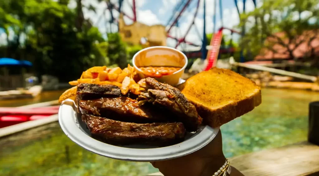 Onde comer no busch gardens- Prato servido no Zambia Smokehouse, famoso por seu BBQ robusto.