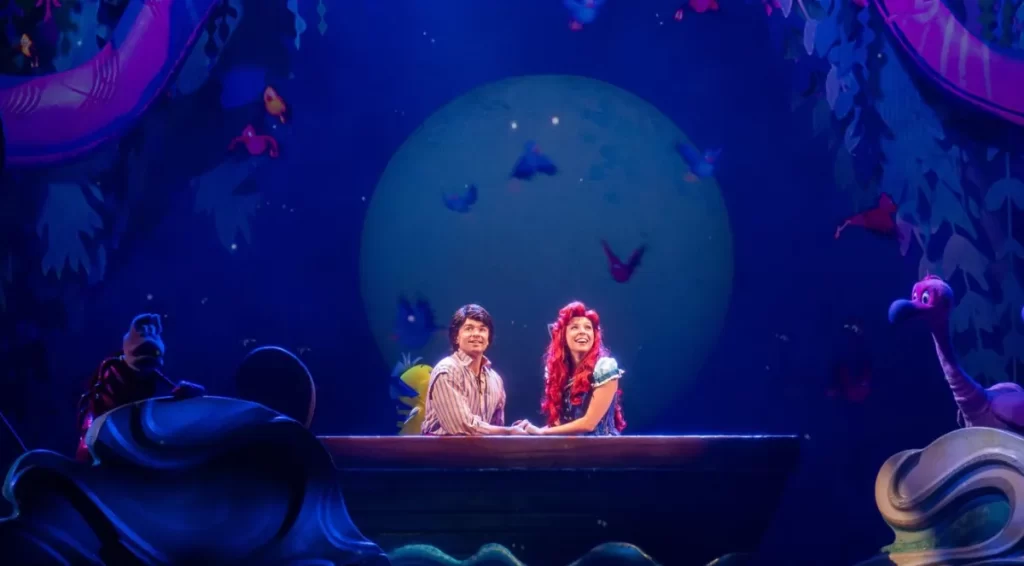 Ariel e Príncipe Eric no barco na cena Beije a Moça do show A Pequena Sereia na Disney em Orlando.