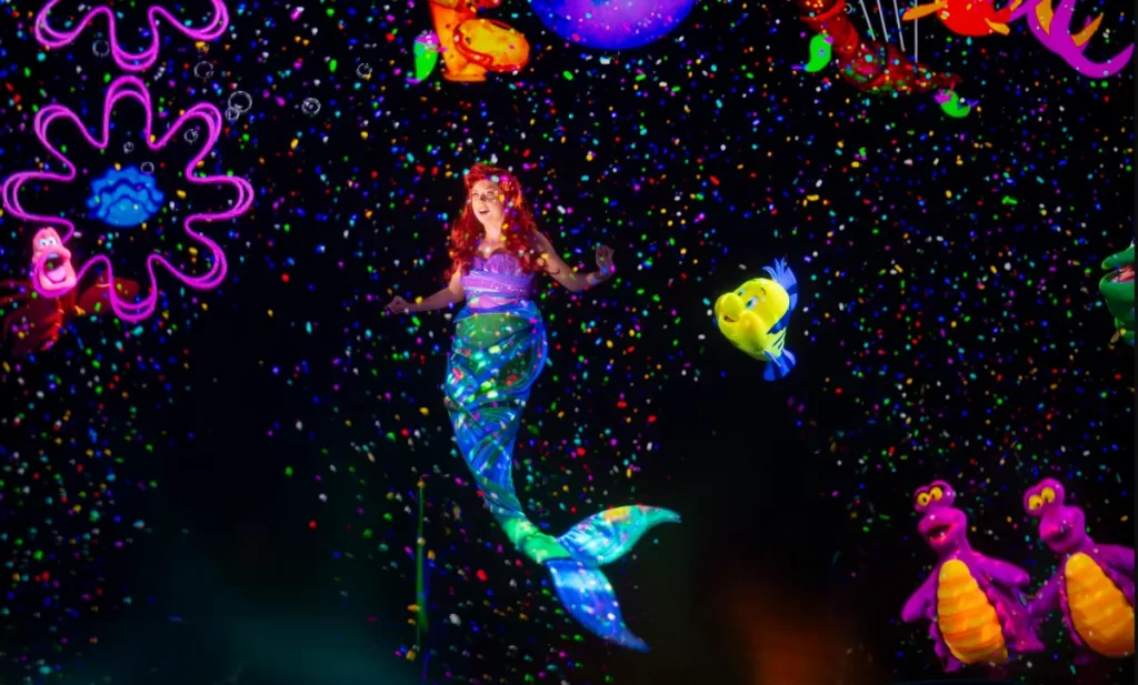 show pequena sereia no hollywood studios - Ariel flutuando com Linguado e Sebastião no espetáculo A Pequena Sereia no Disney World em Orlando.