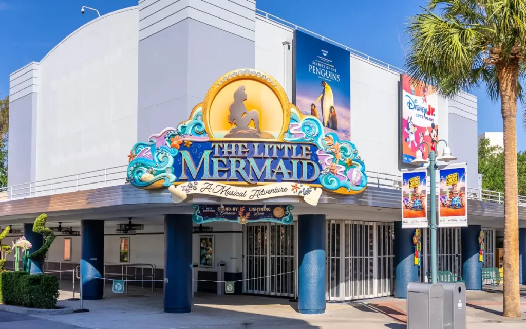Entrada do show A Pequena Sereia Musical no Disney World em Orlando com letreiro colorido.