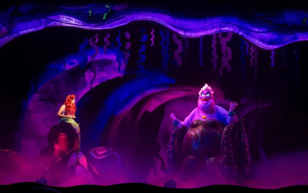 show pequena sereia no hollywood studios - Ariel e Úrsula na cena do contrato no musical A Pequena Sereia no Disney World Orlando.