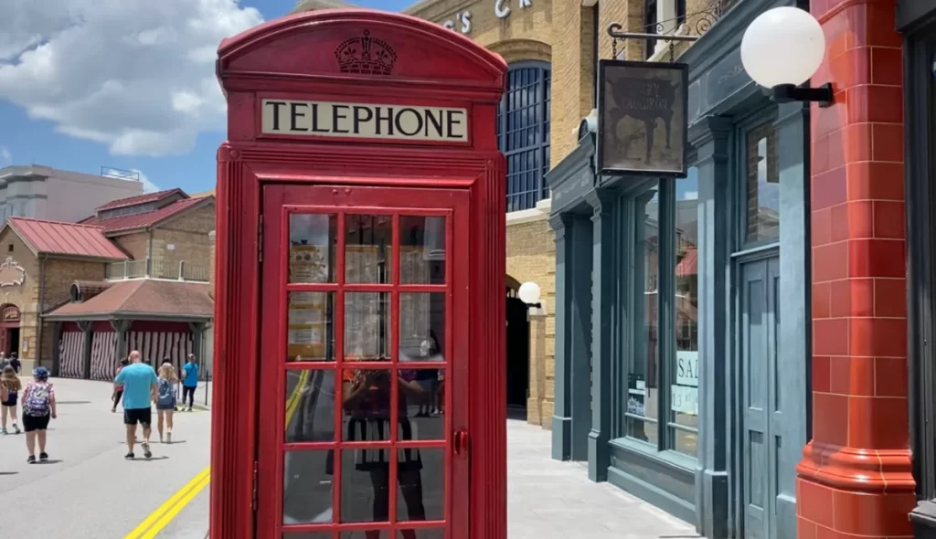 Cabine telefônica vermelha que serve como entrada para o Ministério da Magia no parque