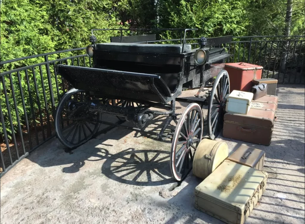 Carruagem puxada por testrálios na área de Hogsmeade em Islands of Adventure
