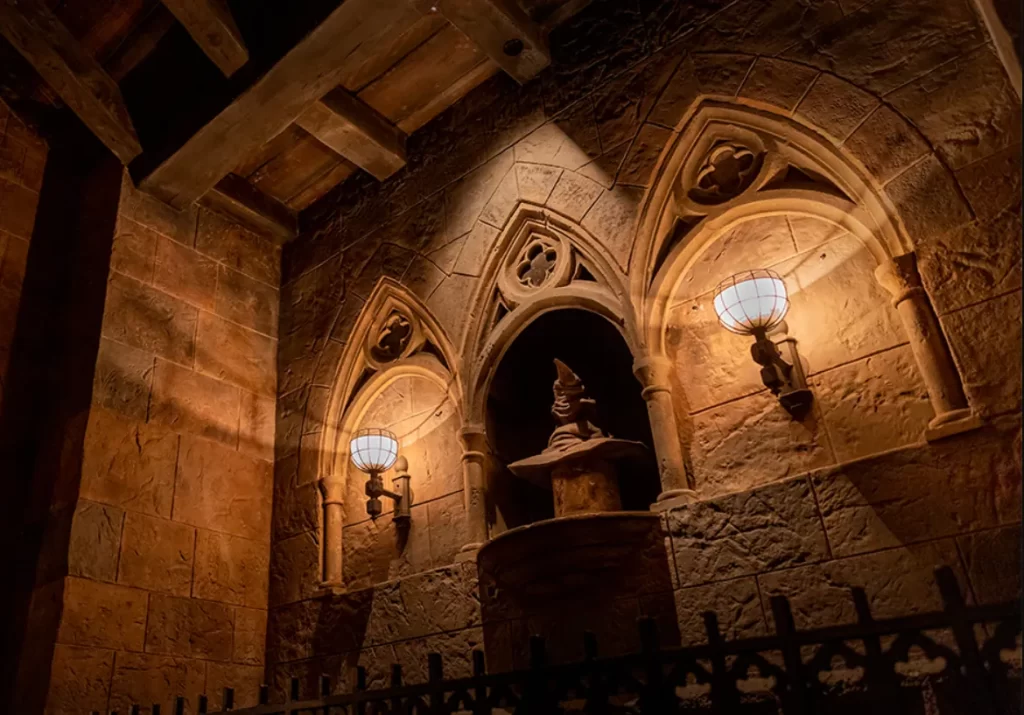 Chapéu Seletor dentro do Castelo de Hogwarts na atração Forbidden Journey
