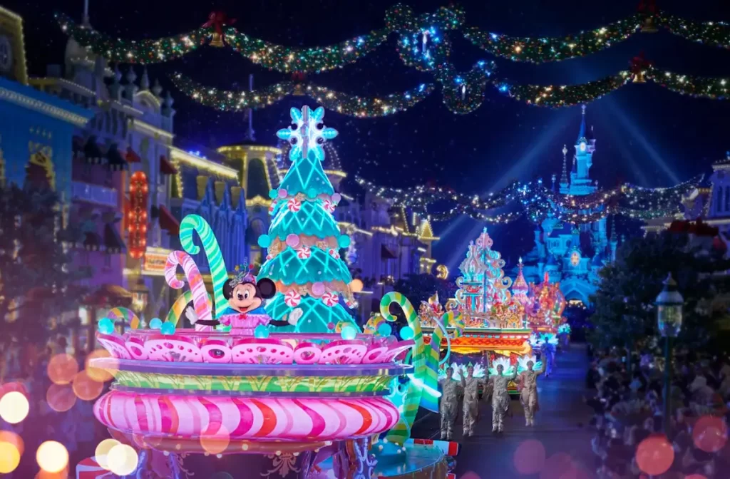 Parada de Natal iluminada na Disneyland Paris com Mickey Mouse e árvore de Natal mágica
