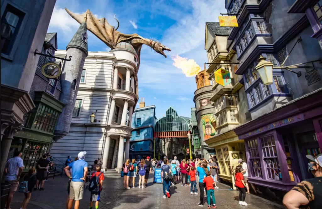 Imponente dragão no topo do banco de Gringotts, ponto turístico do The Wizarding World of Harry Potter.