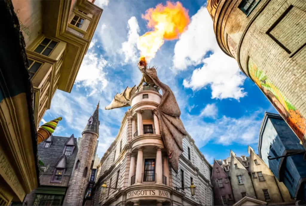 Dragão cuspindo fogo no topo do Gringotts Bank, atração principal do Beco Diagonal em Orlando.